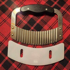 The Pampered Chef Crinkle Cutter #1063 with Safety Guard